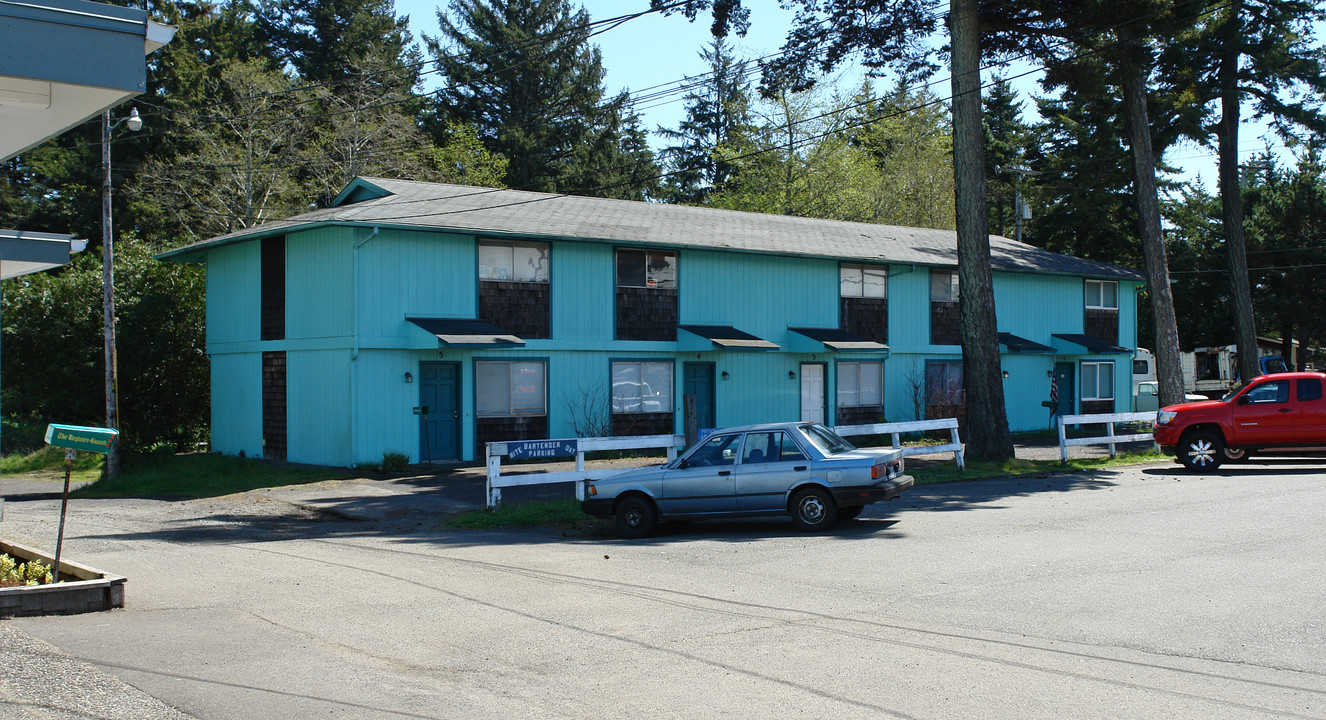 1827 10th St in Florence, OR - Building Photo