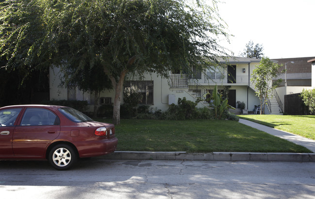 11230 Hortense St in North Hollywood, CA - Foto de edificio - Building Photo