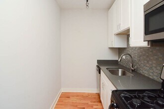 2424 N Kedzie Blvd, Unit A00W in Chicago, IL - Building Photo - Building Photo