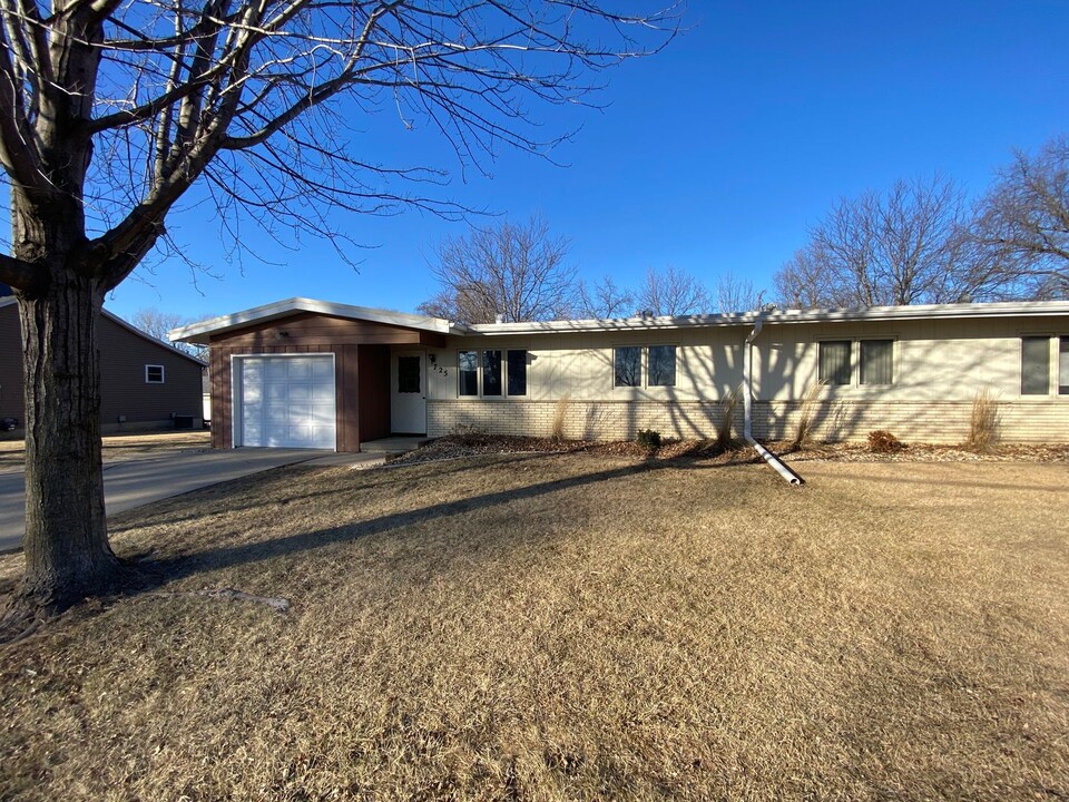 725 2nd Ave NE in Waverly, IA - Building Photo