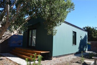 17126 Sandra Lee Ln in Huntington Beach, CA - Foto de edificio - Building Photo