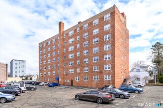 140 Grove St in Stamford, CT - Building Photo - Building Photo