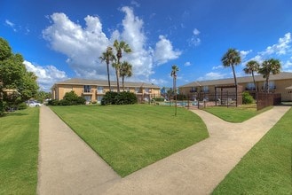 ASHTON PLACE APARTMENTS in Galveston, TX - Foto de edificio - Building Photo