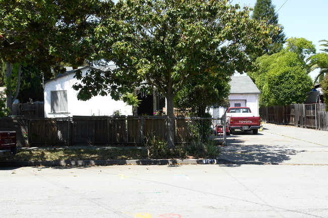 1045 8th Ave in Redwood City, CA - Foto de edificio - Building Photo