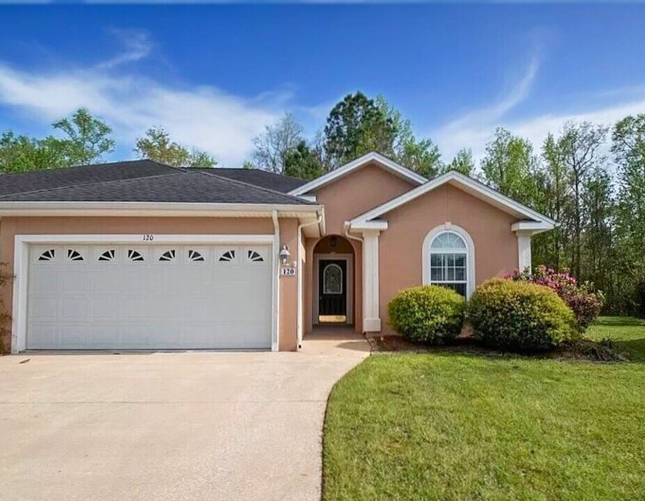 120 Renee Dr in Kingsland, GA - Building Photo