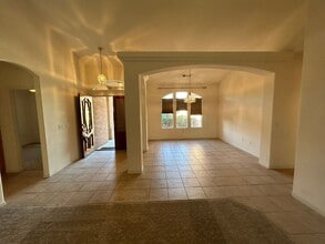 2737 W Oakridge Ave in Visalia, CA - Building Photo - Building Photo