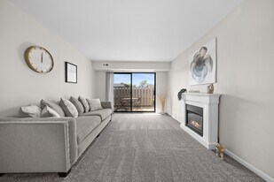 Three Oaks Apartments in Troy, MI - Building Photo