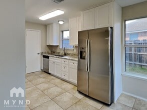 705 Stonebrooke Dr in Burleson, TX - Foto de edificio - Building Photo