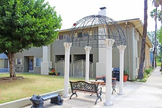 Lakeside Villa in Corona, CA - Foto de edificio - Building Photo