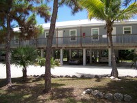 Atlantic Pines Apartments in Big Pine Key, FL - Foto de edificio - Building Photo