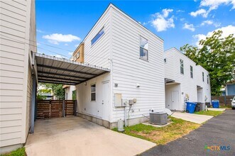 704 N Cherry St in San Antonio, TX - Building Photo - Building Photo