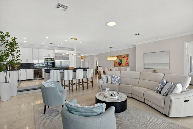 property at 513 S Riverside Dr