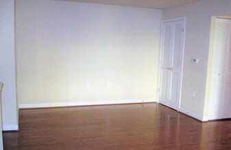 4151 FOUR MILE RUN Dr S in Arlington, VA - Building Photo - Building Photo