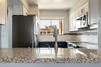 7494 E Earll Dr in Scottsdale, AZ - Foto de edificio - Building Photo