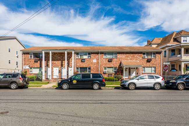 80 Howe Ave in Passaic, NJ - Foto de edificio - Building Photo