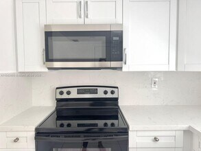 10901 N Kendall Dr in Miami, FL - Building Photo - Building Photo