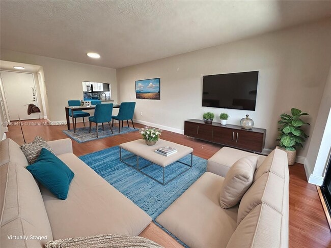 8875 Fontainebleau Blvd in Miami, FL - Building Photo - Building Photo