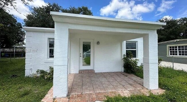 2381 Rutland St in Opa Locka, FL - Building Photo - Building Photo