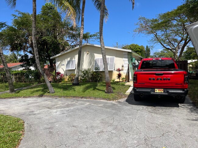 228 NE 14th Ave, Unit 1 in Pompano Beach, FL - Building Photo - Building Photo