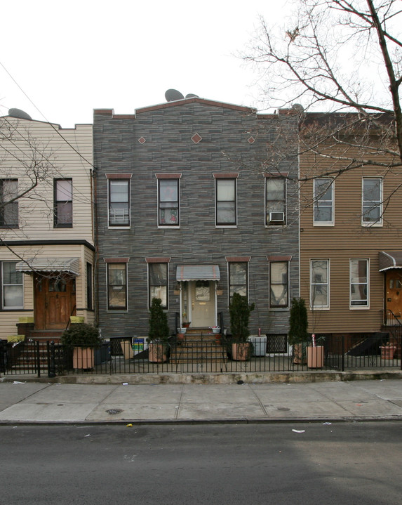 214 Saint Nicholas Ave in Brooklyn, NY - Foto de edificio