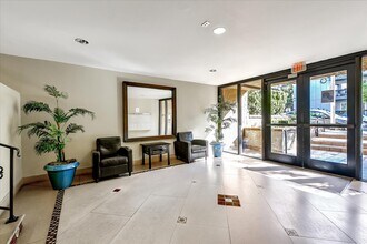 1735 N Fuller Ave, Unit 221 in Los Angeles, CA - Building Photo - Building Photo