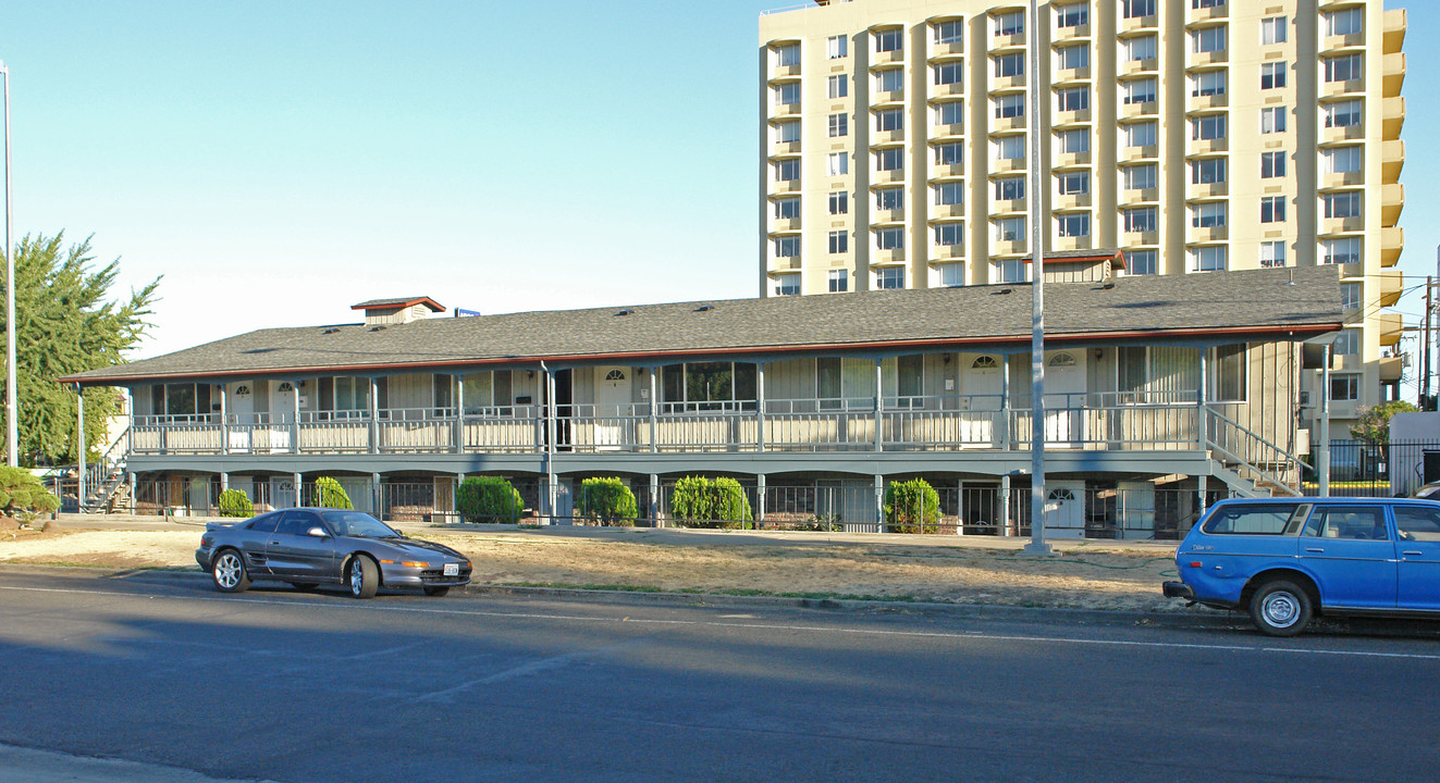 The Coachman in Yakima, WA - Building Photo