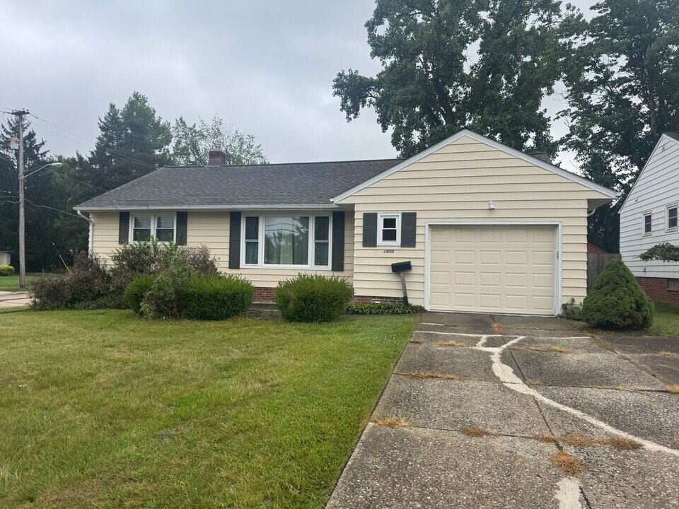 1405 Green Acres Dr in Parma, OH - Building Photo