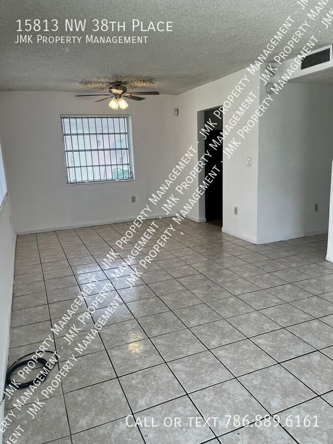 15813 NW 38th Pl in Miami Gardens, FL - Foto de edificio - Building Photo