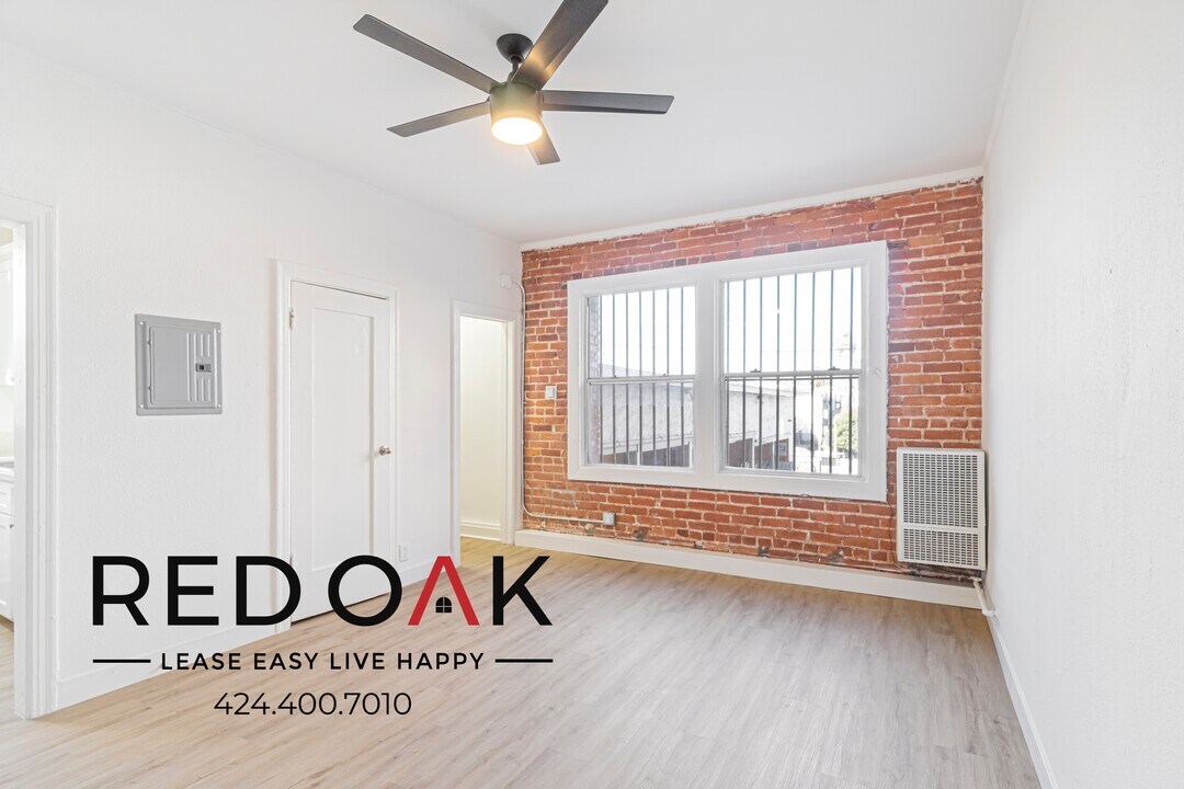 245 N Kenmore Ave in Los Angeles, CA - Building Photo