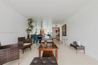 8300 Sands Point Blvd in Tamarac, FL - Building Photo - Building Photo