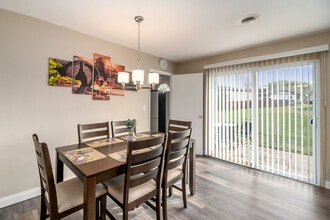 10225 W 151st St in Orland Park, IL - Foto de edificio - Building Photo