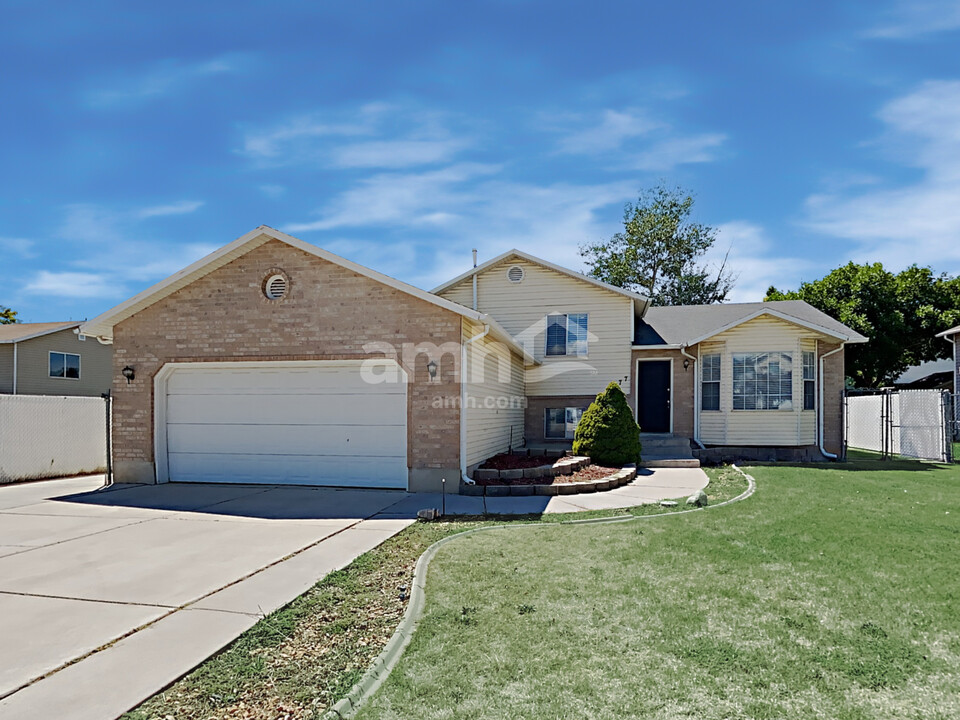 4877 S 4075 W in Roy, UT - Building Photo