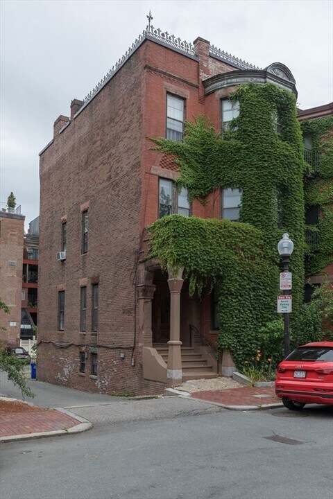 16 Cumberland St in Boston, MA - Building Photo