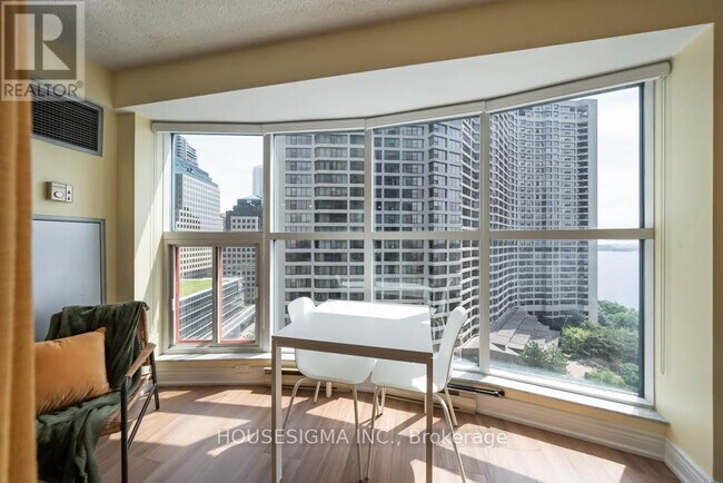 1806-77-2077 Harbour Square in Toronto, ON - Building Photo - Building Photo