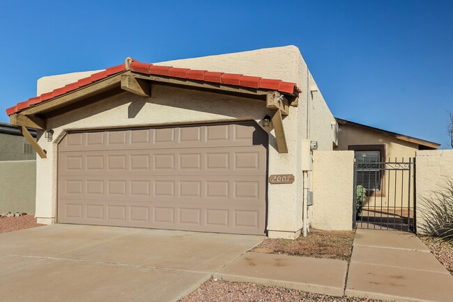 property at 2007 N Villas Ln