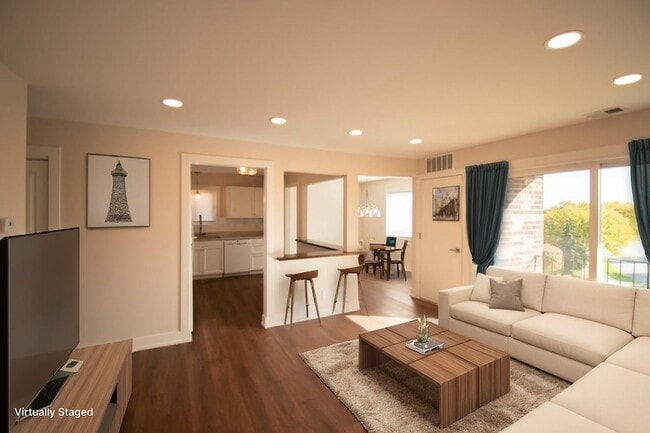 14949 Lake View Dr, Unit 306 in Orland Park, IL - Foto de edificio - Building Photo