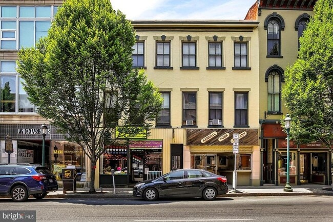 33 S Main St, Unit Apt 1 in Chambersburg, PA - Building Photo - Building Photo