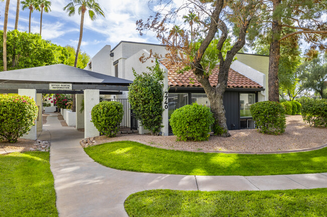 Fireside East Apartments in Scottsdale, AZ - Building Photo - Building Photo