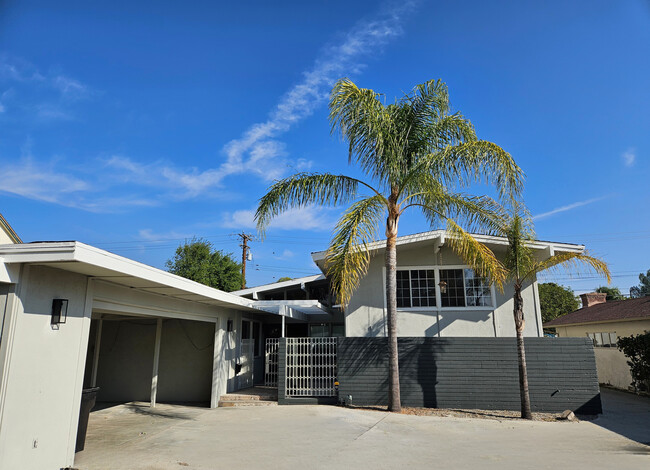 3657 Broadmoor Blvd in San Bernardino, CA - Foto de edificio - Building Photo