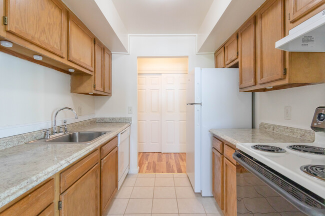Colonial Manor Apartments in Poughkeepsie, NY - Building Photo - Interior Photo