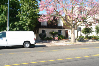 1221 E Wilson Ave in Glendale, CA - Foto de edificio - Building Photo