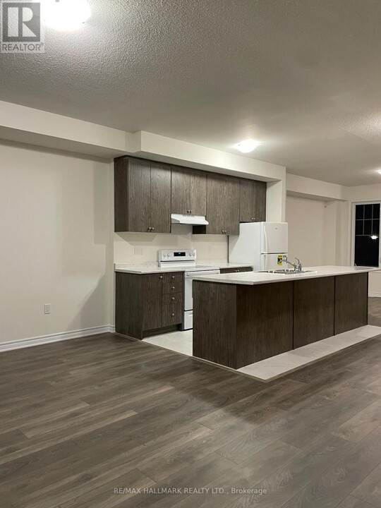 15 Lana Cir in Wasaga Beach, ON - Building Photo