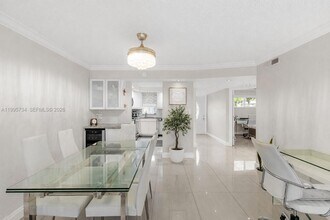 9200 N Hollybrook Lake Dr in Pembroke Pines, FL - Foto de edificio - Building Photo