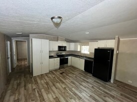 291 Private Rd 6420 in Palestine, TX - Building Photo