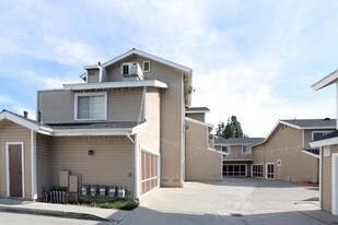 9888 Cole Rd in Whittier, CA - Foto de edificio - Building Photo