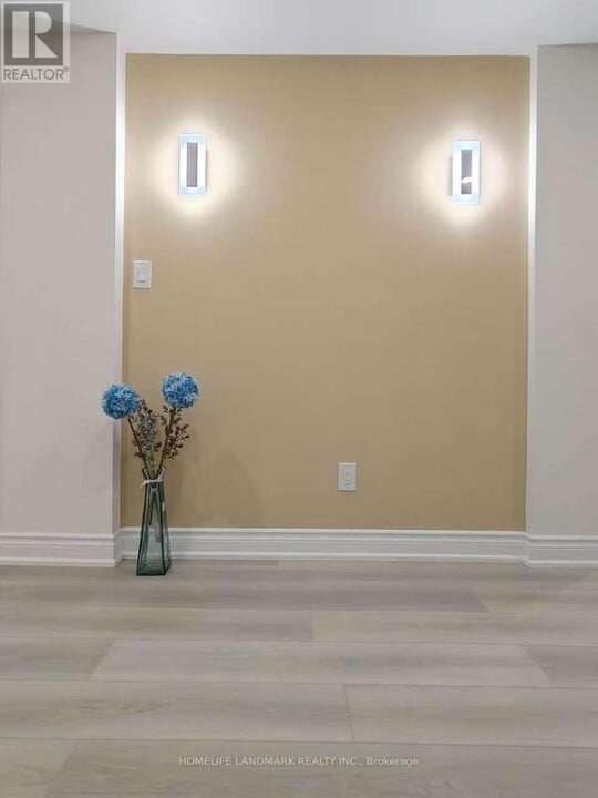 252 Borealis Ave in Aurora, ON - Building Photo