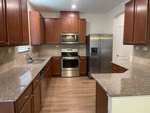 8418 Fortuna Vly in San Antonio, TX - Foto de edificio - Building Photo