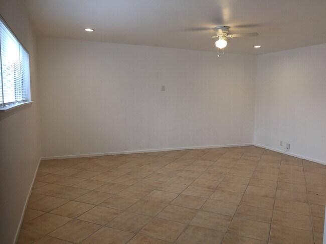640 N Fuller Ave, Unit Guest House in Los Angeles, CA - Building Photo - Building Photo