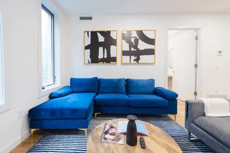 28 E 13th St in New York, NY - Building Photo - Building Photo