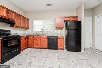 2305 Nicole Dr in Hampton, GA - Foto de edificio - Building Photo